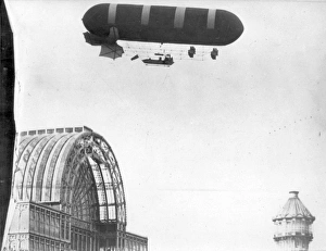 Photographic Gallery: Nulli Secundus over Crystal Palace after meeting headwinds