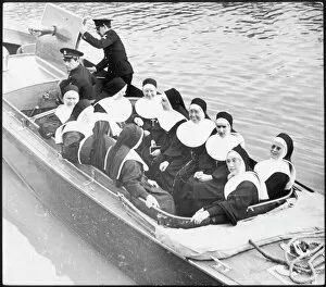 Images Dated 15th October 2007: Nuns in Boat