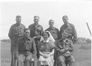 Images Dated 5th April 2017: Nurse with group of servicemen