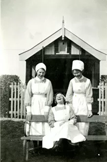 Images Dated 5th April 2017: Three nurses in a garden