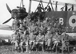 WWI Aircraft Collection: Officers of 207 Squadron with Handley Page bomber, WW1