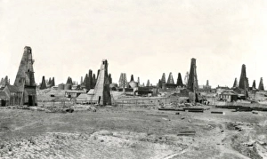 Images Dated 21st November 2011: Oil derricks at Binagadi, north of Baku, Armenia, WW1