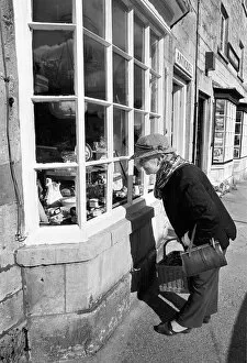 Elderly Collection: Old lady, Burford, Cotswolds