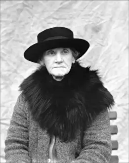 Ralph Prints: Old lady wearing a hat and coat
