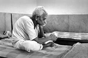 Images Dated 26th March 2019: Old man on hospital bed, Jaipur