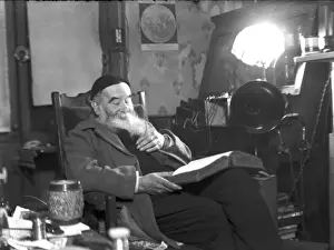 Skullcap Prints: Old man reading, Paris