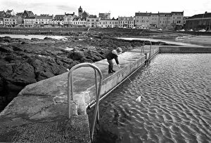 Dunn Collection: The old outdoor swimming pool at Portstewart, County Derry