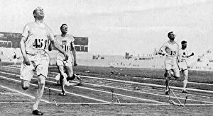 Chariots Collection: Olympic 400m race finish 1924, Eric Liddell