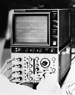 Monitor Gallery: Oscilloscope for EEG monitoring in ESP testing