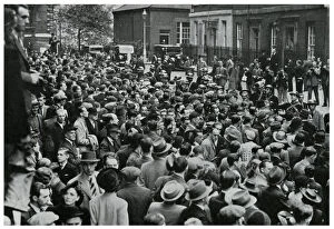 Images Dated 24th April 2019: Outbreak of WWII - crowds outside Downing Street