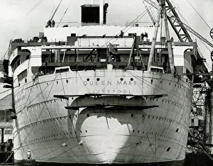 Shipbuilding Prints: Painting the name on RMS Queen Mary