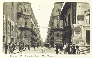 Images Dated 4th April 2011: Palermo, Sicily, Italy - Crossroads on Via Maqueda