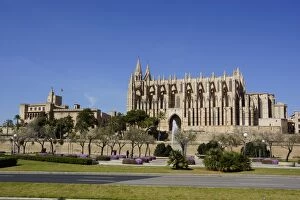 Images Dated 15th April 2013: Palma, Mallorca - Cathedral Sa Seu & Almudaina Royal Palace