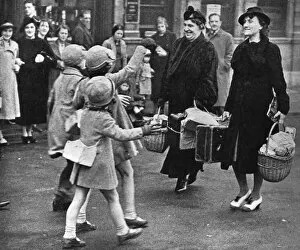 Images Dated 15th March 2012: Parents attending an evacuation party, 1939