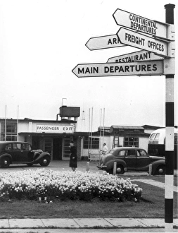 Airport Gallery: Passenger Terminal at Heathrow Airport in the early 1950s
