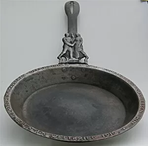 Images Dated 2nd September 2009: A patriotic cast iron frying pan with German soldier