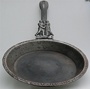 Images Dated 2nd September 2009: A patriotic cast iron frying pan with German soldier