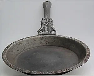 Frau Gallery: A patriotic cast iron frying pan with German soldier