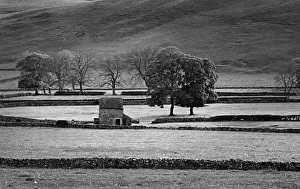 Images Dated 5th March 2019: Peak District, Derbyshire, stone barn