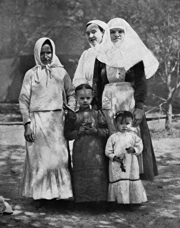 Images Dated 11th May 2017: Peasant women and children, Russia, WW1