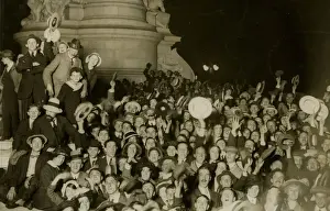 People by the Victoria Memorial, outbreak of WW1