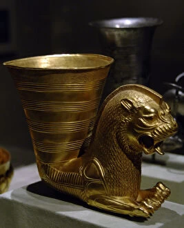 Fantastic Collection: Persian-Achaemenid art. Iran. Gold rhyton decorated with a f