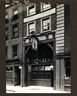 Smithfield Prints: Photograph of Brown Bear PH, East Smithfield, London