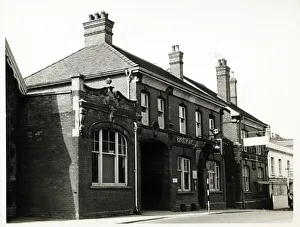 Yeovil Prints: Photograph of Globe & Crown PH, Yeovil, Somerset