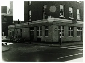 Holloway Prints: Photograph of Queens Arms, Holloway, London