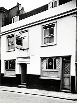 Kemp Prints: Photograph of Running Horse PH, Brighton, Sussex