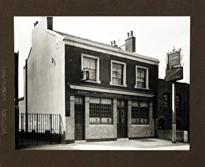 Kingsland Prints: Photograph of Victory PH, Kingsland, London