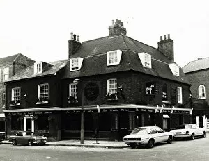 Brentford Collection: Photograph of White Horse PH, Brentford, Greater London