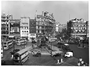 Wrigleys Prints: Piccadilly Circus, London, 1952