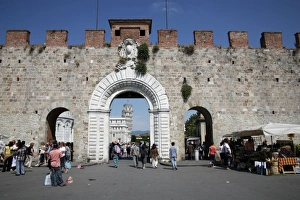 Images Dated 11th June 2007: Pisa city walls