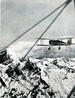 Everest Gallery: Plane flying at 32, 000 feet approaching Mount Everest