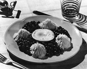 Images Dated 29th March 2018: POACHED EGG & PEAS POACHED EGG & PEAS