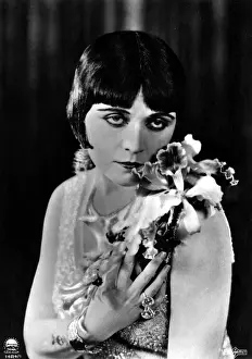 Pola Negri / Flowers