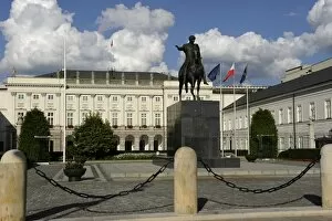 Images Dated 14th August 2013: Poland. Warsaw. Presidential Palace and statue of Prince Joz