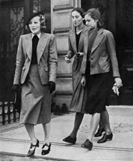 Images Dated 13th March 2012: Polish presidents daughters arrive as exiles in London, 1939