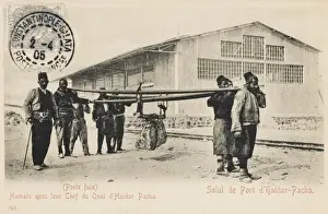 Transporting Prints: Porters and their boss at Haydar Pasa Quay