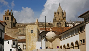 Images Dated 18th October 2006: Portugal. Evora. Renaissance fountain (1556) in Largo das P