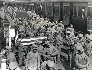 Images Dated 30th September 2011: Portuguese soldiers disembarking from train, WW1