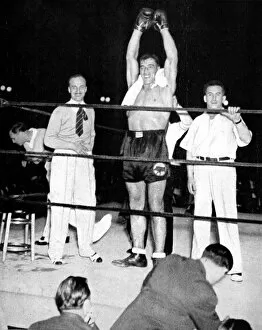 Images Dated 13th October 2004: Primo Carnera celebrates victory, New York, 1933
