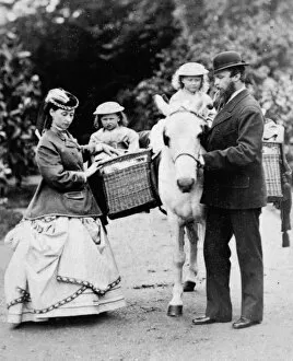 Ludwig Collection: Princess Alice and Grand Duke Louis of Hesse with children