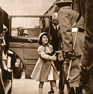 Images Dated 21st November 2017: Princess Elizabeth greets Officer of Guard, Rushmoor Arena