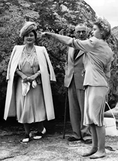 Pointing Prints: Princess Elizabeth and her mother the Queen, Zimbabwe, 1947