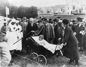 Images Dated 5th March 2012: Princess Elizabeth in Pram