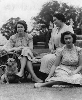 Images Dated 5th March 2012: Princess Elizabeth & Princess Margaret with Queen Mother