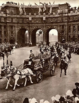 Trafalgar Collection: Princess Elizabeths Wedding - Procession - Admiralty Arch