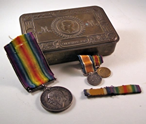 Images Dated 17th January 2012: Princess Marys Christmas 1914 tin